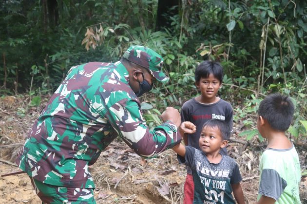 Sentuhan Tulus Dandim Dengan Anak-Anak di TMMD - Lensa NTT