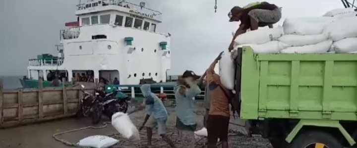 Pemkab Sabu Raijua Kirim 500 Ton Garam ke Surabaya